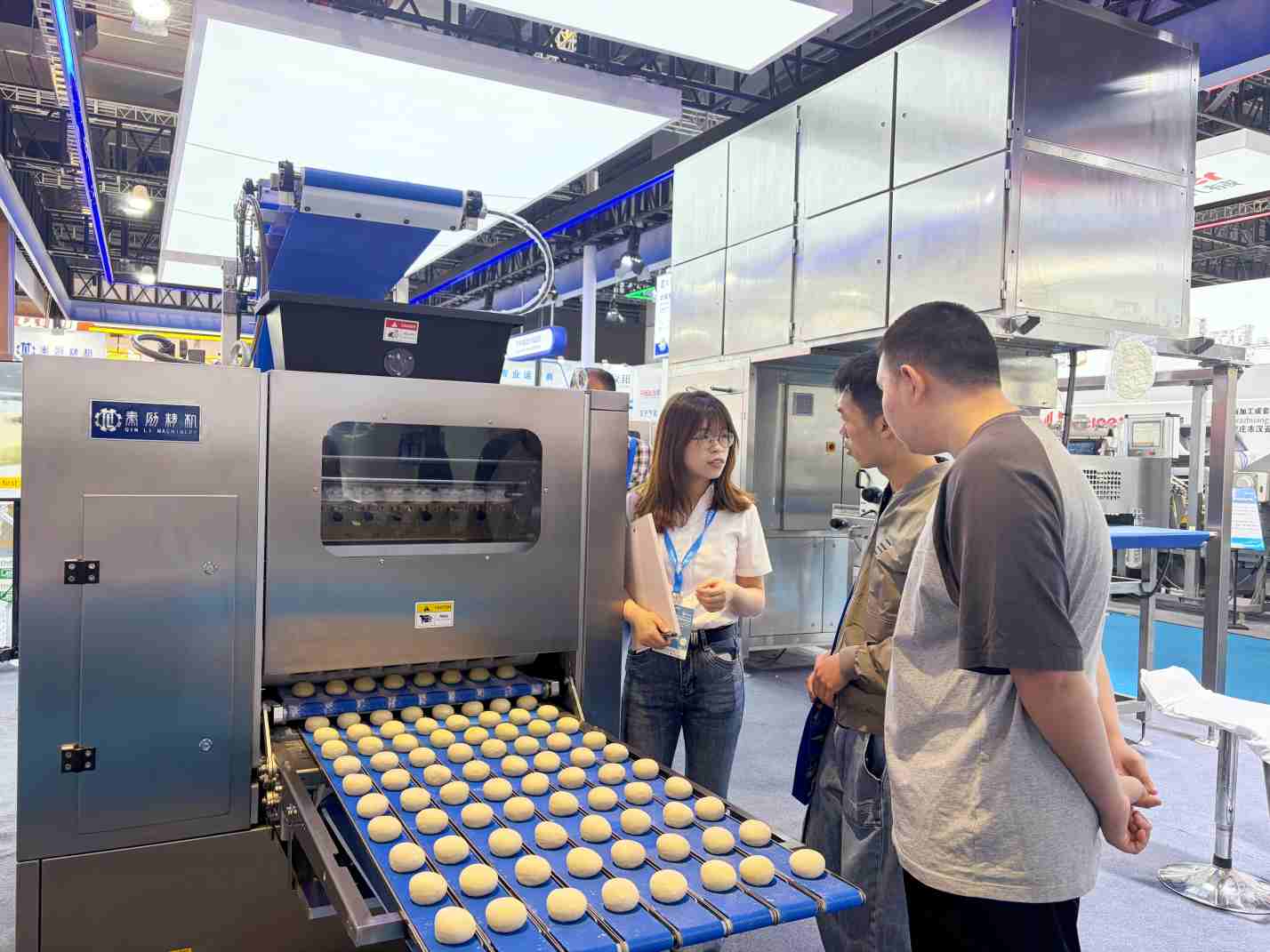 QinLi Machinery won the Innovative Awards at the 28th Bakery China Exhibition.